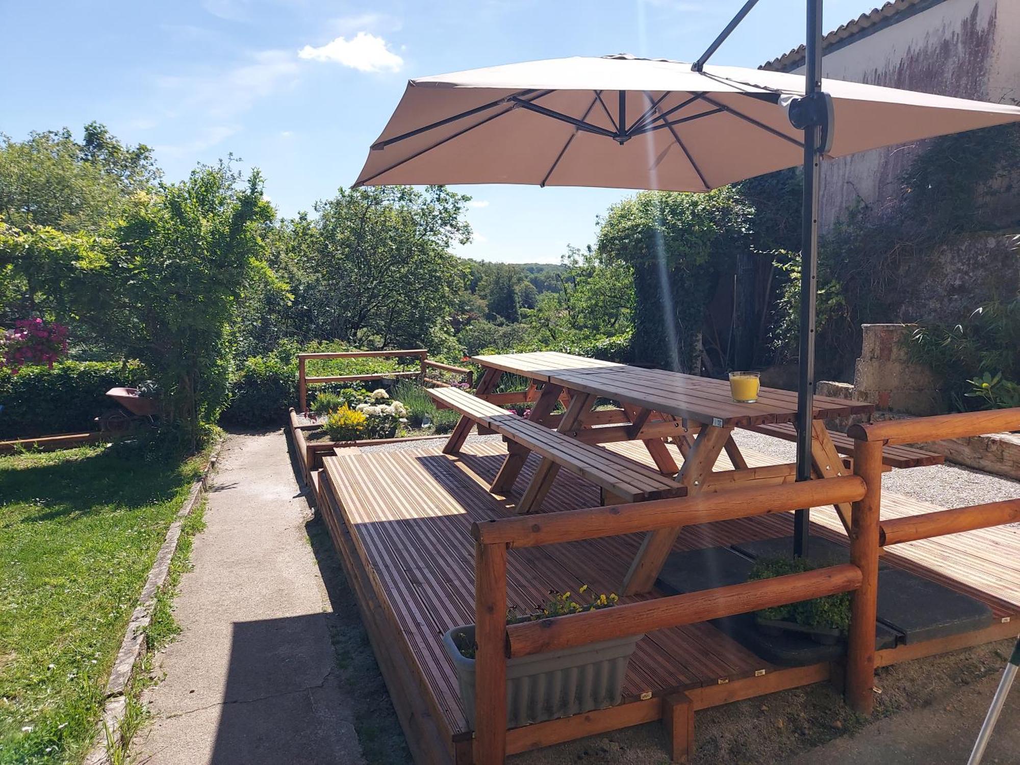 Charming Two Bedroom Gite With Beautiful Gardens Confolens Buitenkant foto