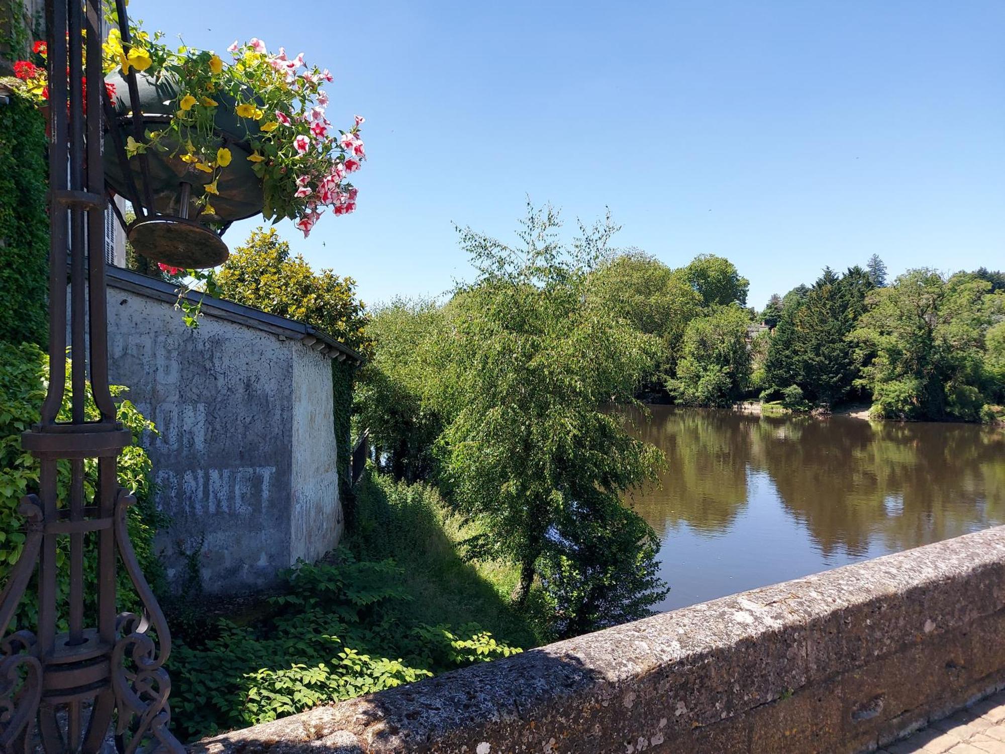 Charming Two Bedroom Gite With Beautiful Gardens Confolens Buitenkant foto