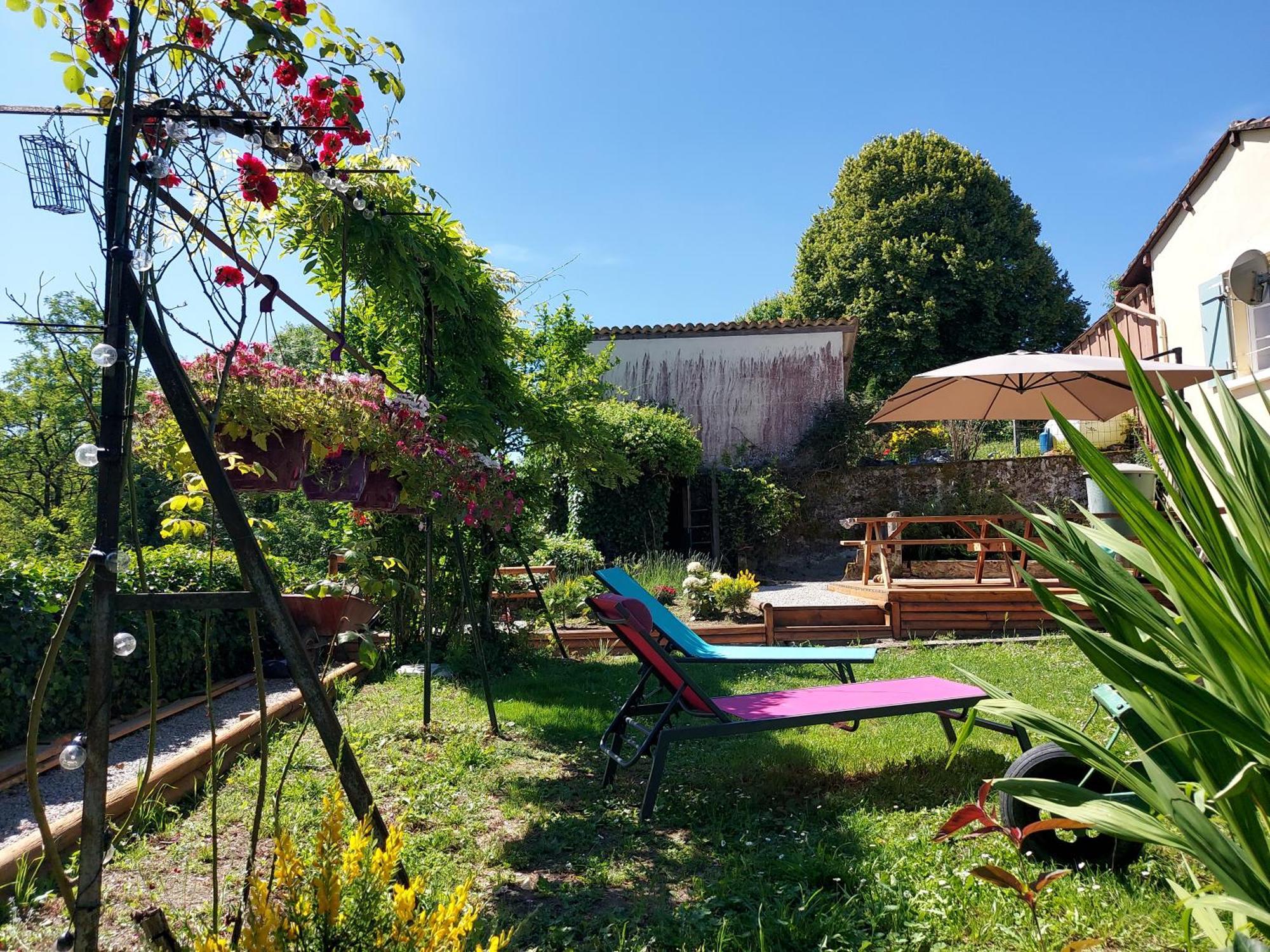 Charming Two Bedroom Gite With Beautiful Gardens Confolens Buitenkant foto