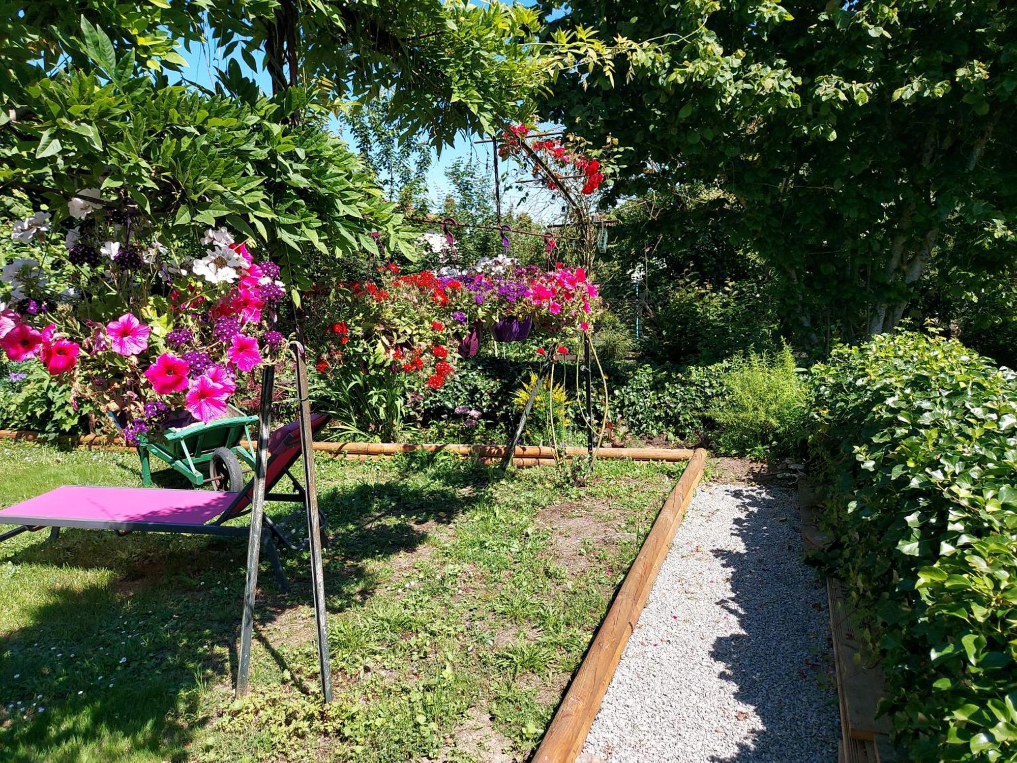 Charming Two Bedroom Gite With Beautiful Gardens Confolens Buitenkant foto