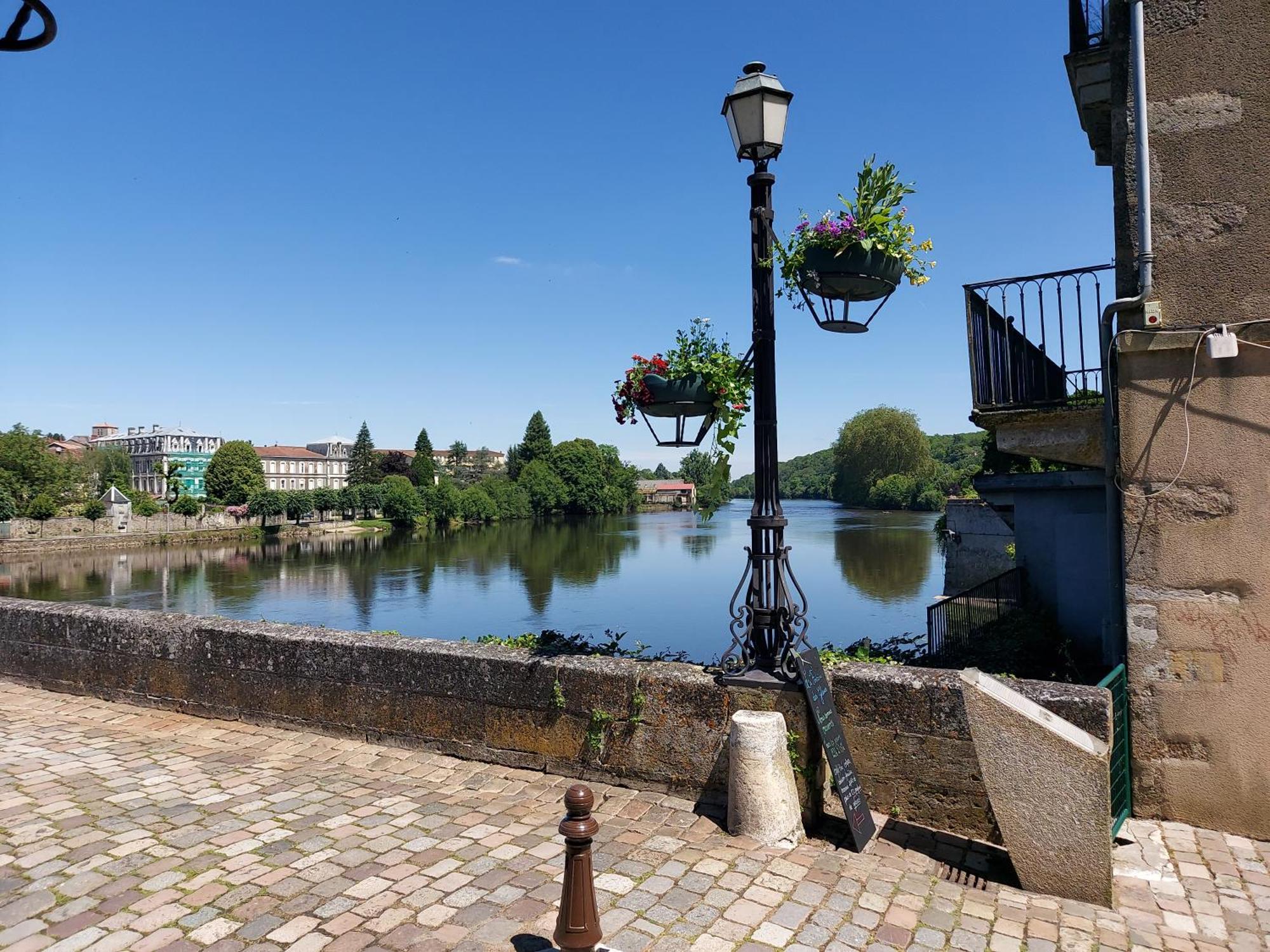 Charming Two Bedroom Gite With Beautiful Gardens Confolens Buitenkant foto