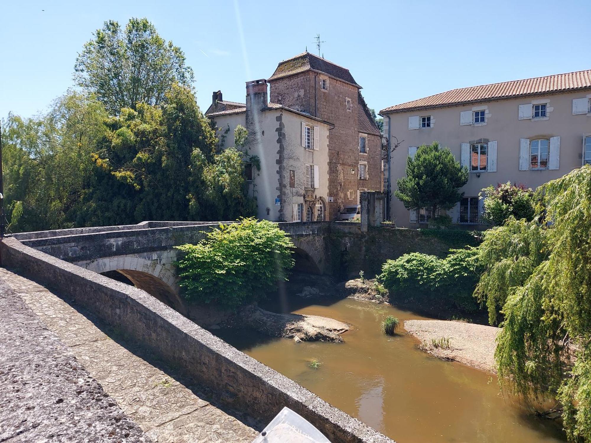Charming Two Bedroom Gite With Beautiful Gardens Confolens Buitenkant foto