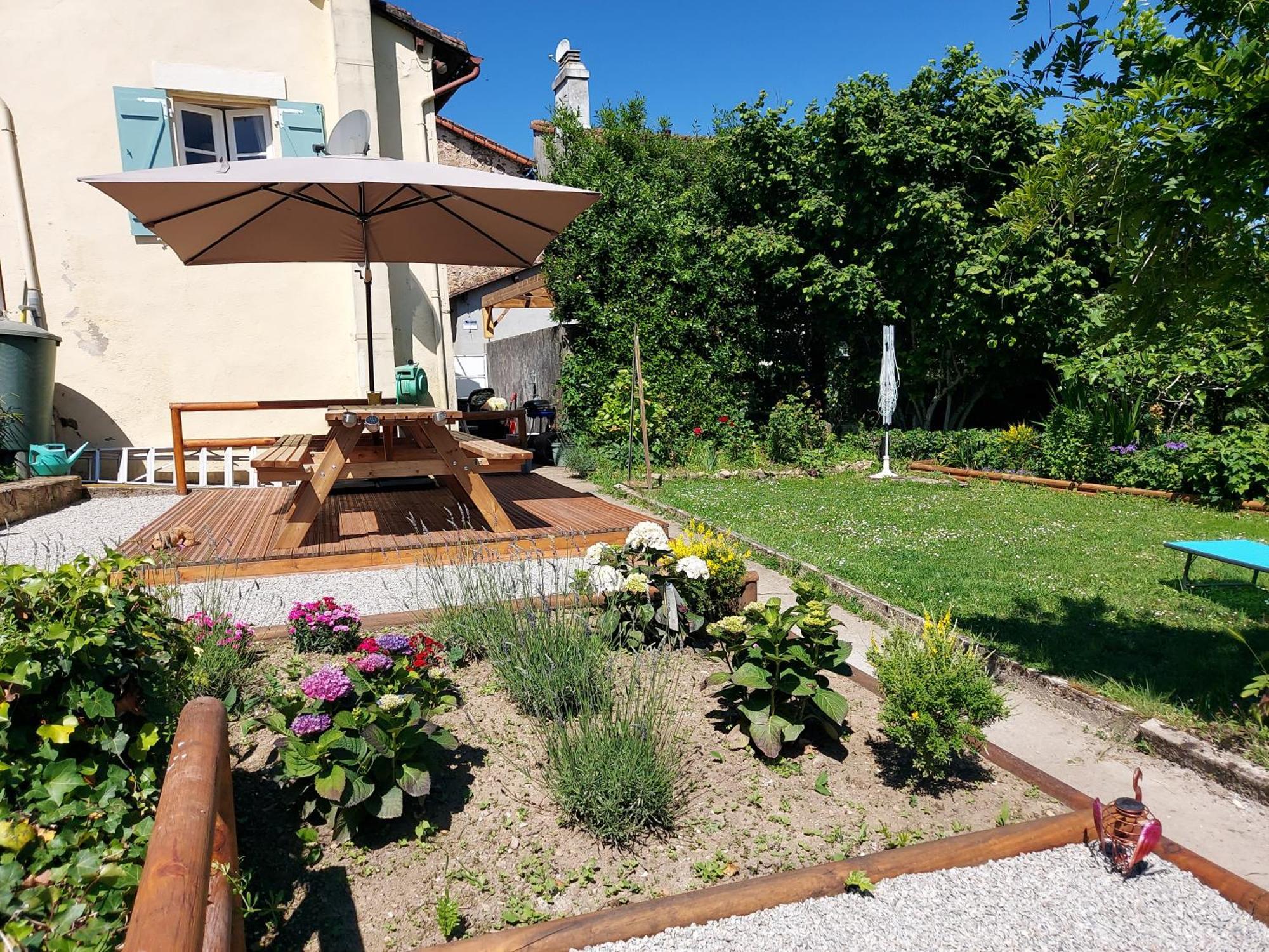 Charming Two Bedroom Gite With Beautiful Gardens Confolens Buitenkant foto