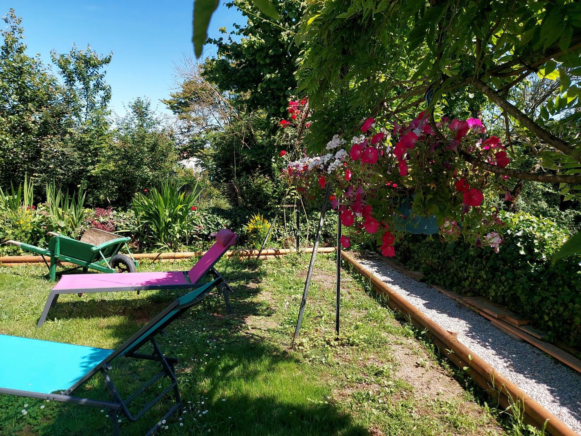 Charming Two Bedroom Gite With Beautiful Gardens Confolens Buitenkant foto